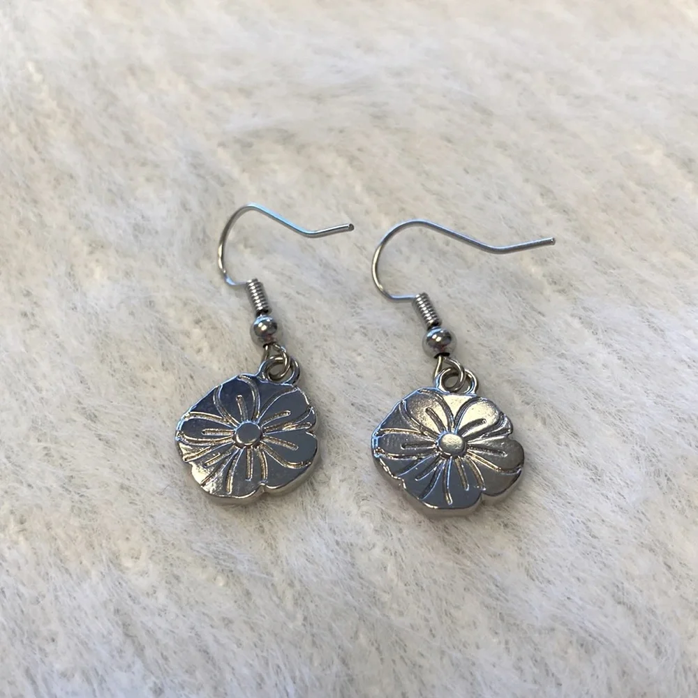 Silver fishhook earrings with hot pink flower.🌸🌸 Hibiscus - Picture 2 of 2